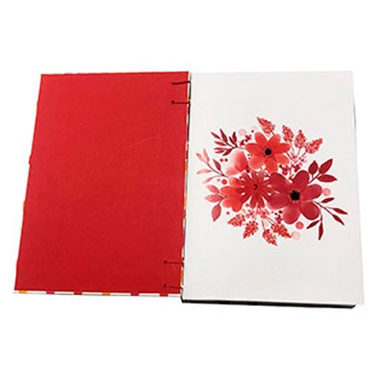 Libreta artesanal cosida con hilo rojo 4